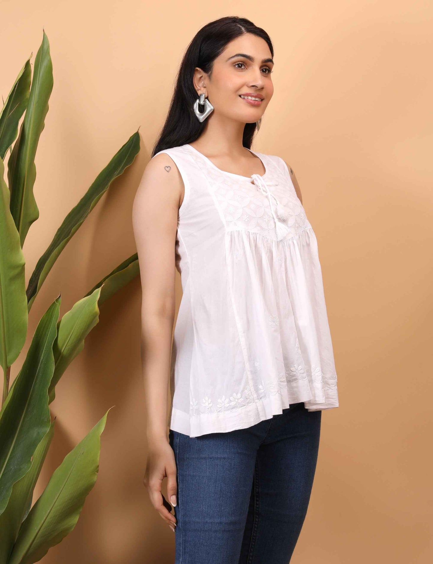 Shwet Women White Chikankari Sleevless Yoke Top