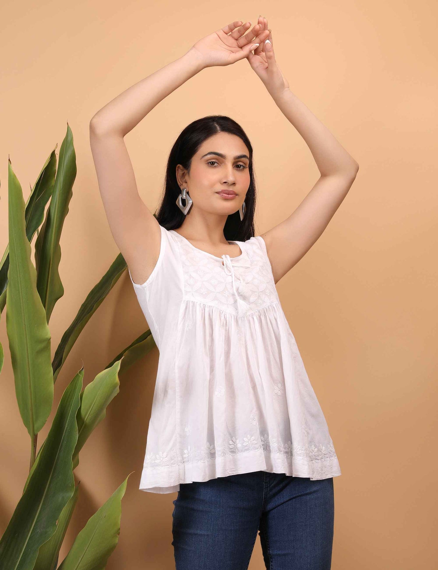 Shwet Women White Chikankari Sleevless Yoke Top