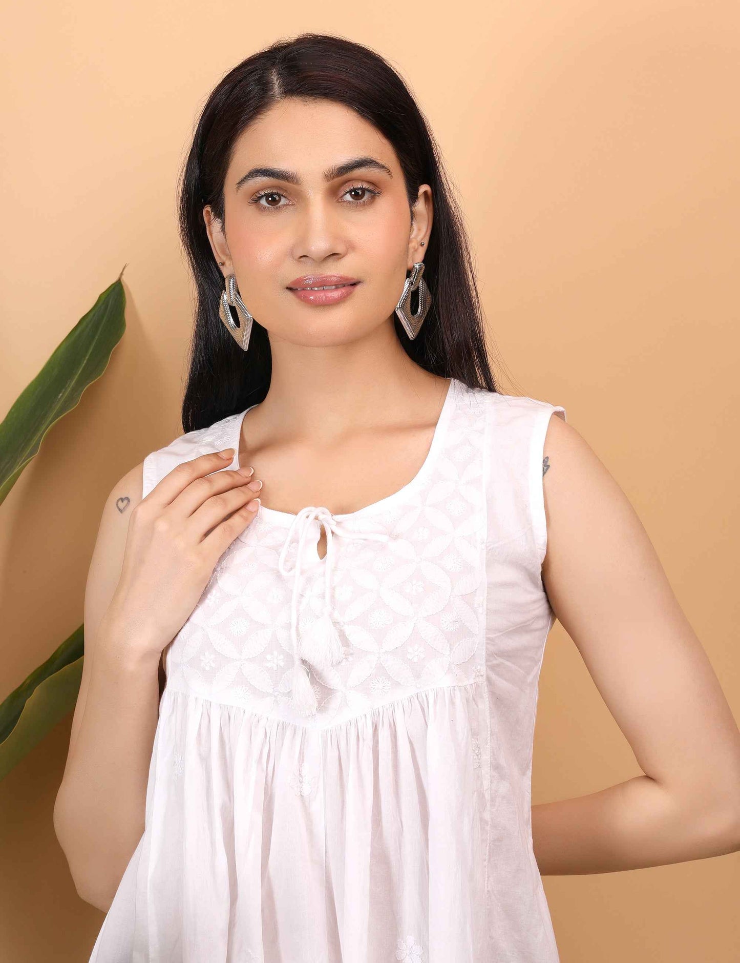 Shwet Women White Chikankari Sleevless Yoke Top