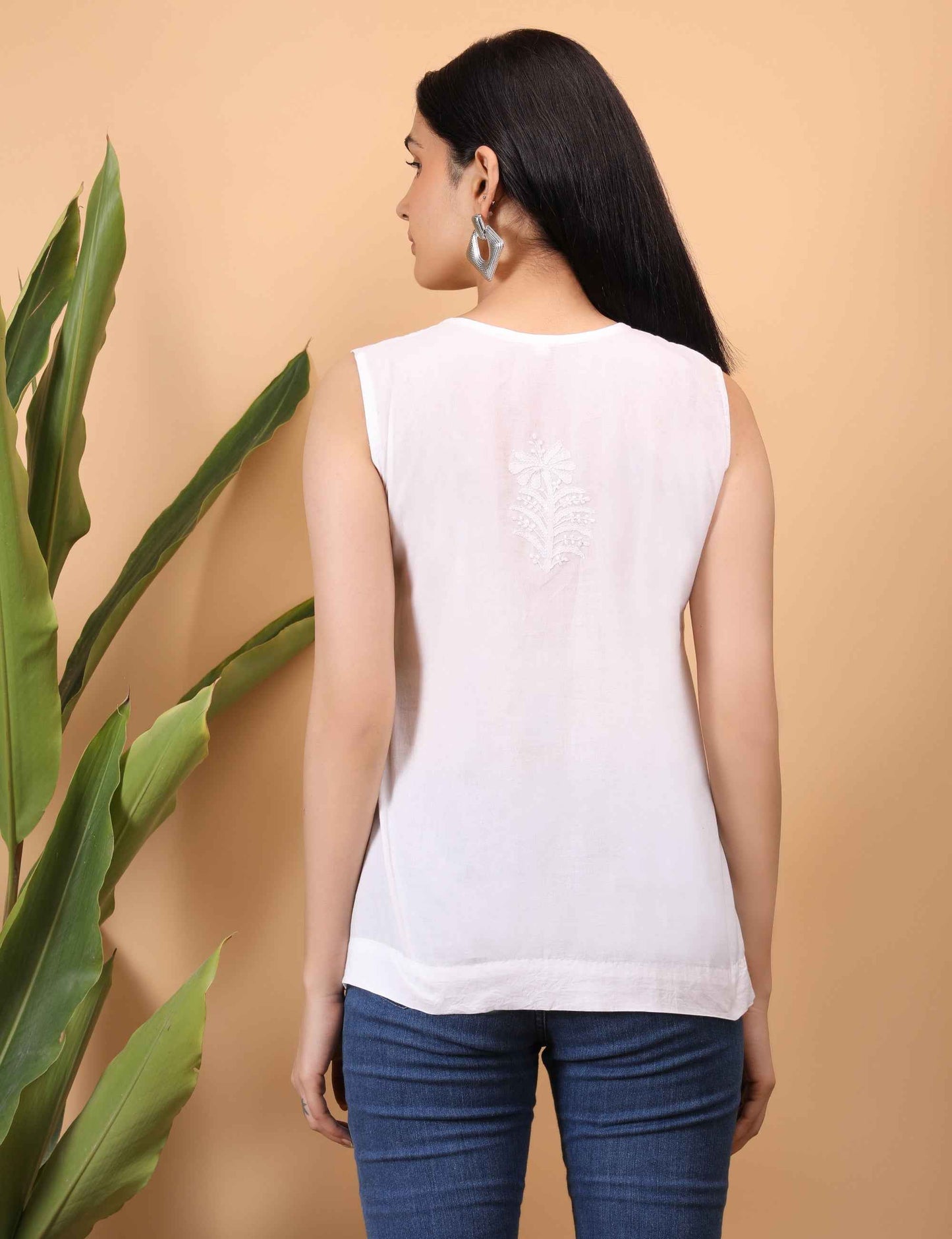Shwet Women White Chikankari Sleevless Yoke Top