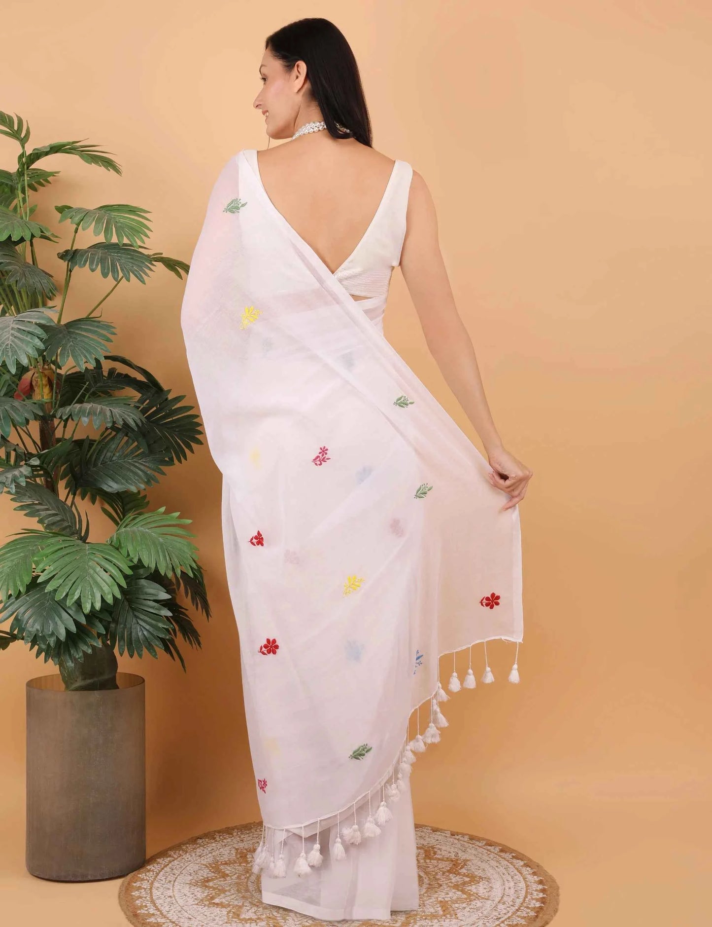 Shwet Women White Hand Embroidered Chikankari Mulmul Saree