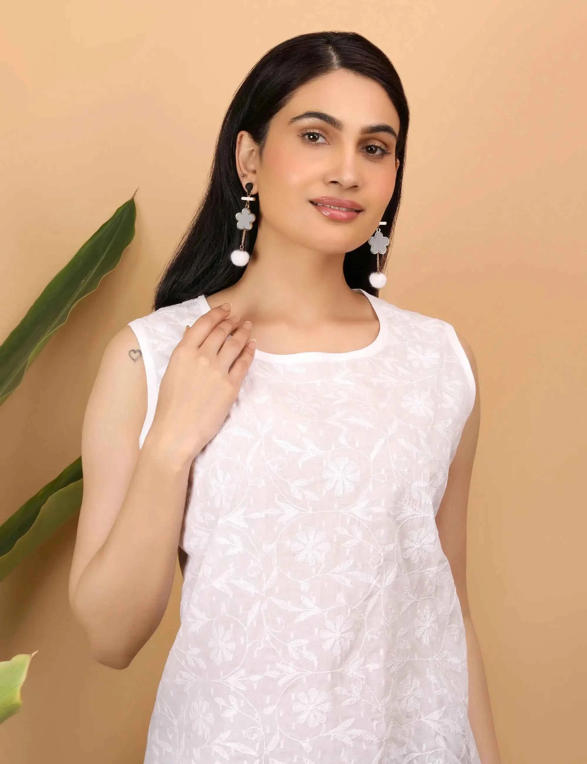 shwet women white chikankari sleevless top